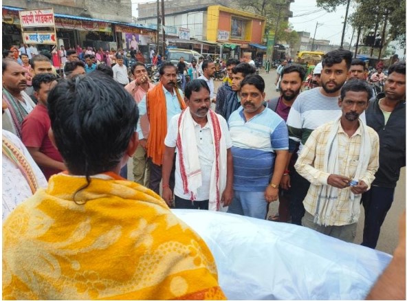 लाश रखकर चक्का जाम,एसआई पर कारवाई के बाद माने ग्रामीण, 4 घंटे बाद शुरू हुई पोस्टमार्टम की प्रक्रिया