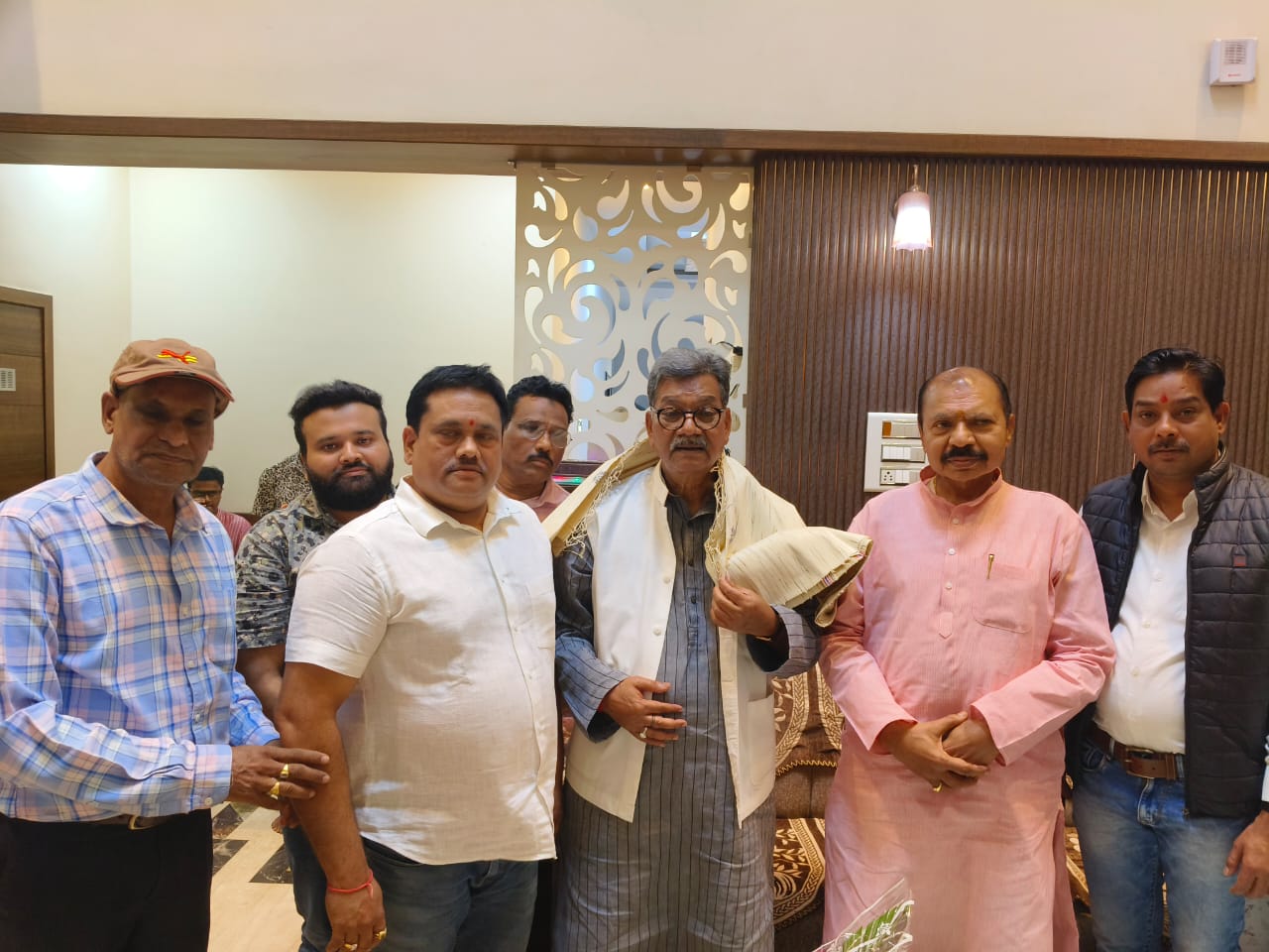 दीवाली मिलन के बहाने परम दिव्य भेंट-मुलाकात !  देवेन्द्र ज्वेलर्स में नेता प्रतिपक्ष डॉक्टर चरणदास महंत का शुभागमन, आत्मीय स्वागत ।