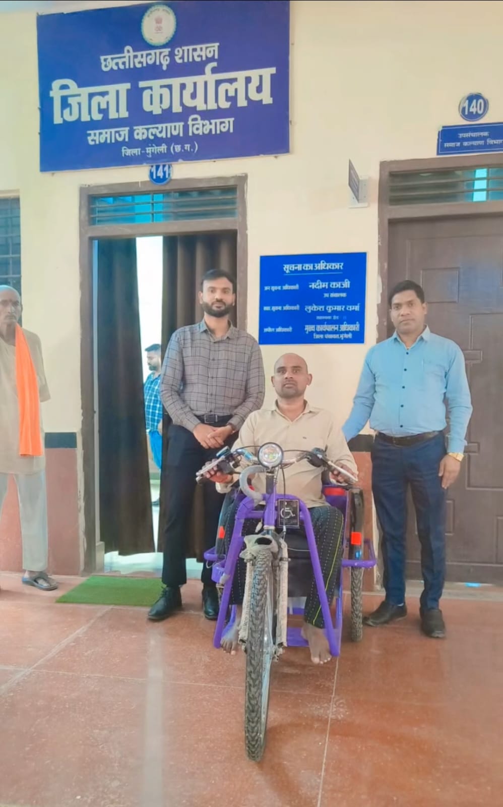 दिव्यांगजन सशक्तिकरण की दिशा में सराहनीय कदम, पृथ्वी निषाद को मिली नई ट्राईसाइकिल