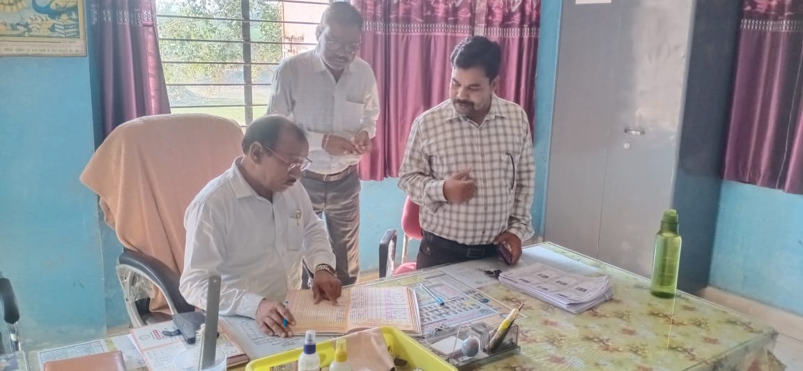 जिला शिक्षा अधिकारी ने देवरी हाइस्कूल का किया औचक निरीक्षण