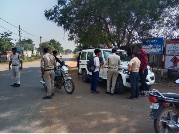 ब्लॉक नवागढ़ पुलिस की तीन सवारी एवं हेलमेट ना लगाने वालों पर किया गया कार्रवाई