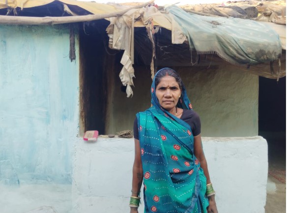 भूमिहीन महिला नहीं बना पा रही प्रधानमंत्री आवास &mdash; भूमि न होने से केंद्र की महत्वाकांक्षी योजना से वंचित लाभार्थी