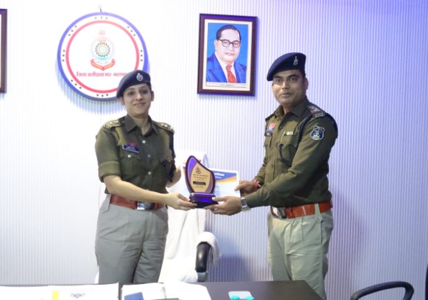 थाना प्रभारी हेमंत पटेल हुए सम्मानित &mdash; वटगन हत्याकांड व &ldquo;ऑपरेशन क्लीन स्वीप&rdquo; में उत्कृष्ट प्रदर्शन