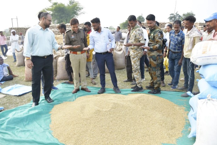 कलेक्टर-एसपी ने छटन, मदनपुर व सिंगारपुर धान खरीदी केंद्रों का निरीक्षण