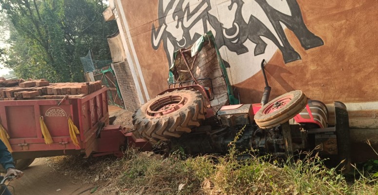 सुबह सुबह अनियंत्रित होकर नाली में घुसी ट्रैक्टर, पंचधार शनि मंदिर के पास की घटना..