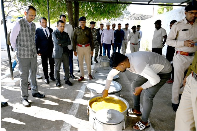 जिला जांजगीर चांपा जिला न्यायाधीश ने की जेल निरीक्षण 