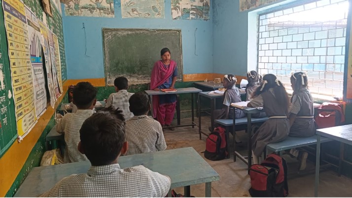 डुमरपाली की प्राथमिक शाला में शिक्षा व्यवस्था शर्मसार  प्रधान पाठक नदारद, किराये के शिक्षकों के भरोसे बच्चों का भविष्य 