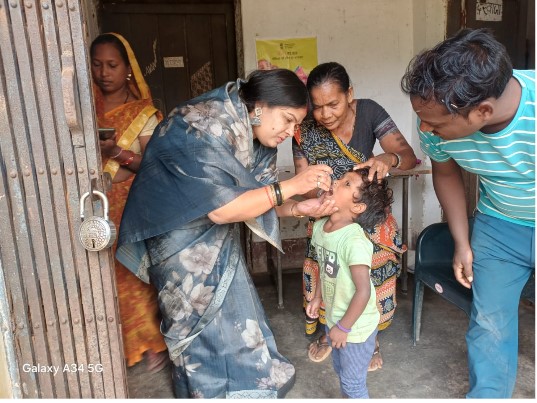 बरमकेला के बड़े नावापारा में पल्स पोलियो अभियान को मिली नई ऊर्जा, जनपद अध्यक्ष डॉ. विद्या किशोर चौहान ने बच्चों को पिलाई दवा