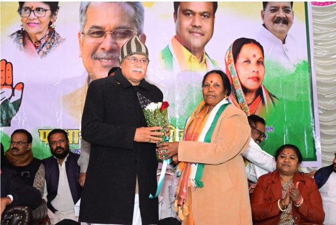 पूर्व मुख्यमंत्री भूपेश बघेल ने जिलाध्यक्ष कांग्रेस गजमति भानु को पदभार ग्रहण कराया