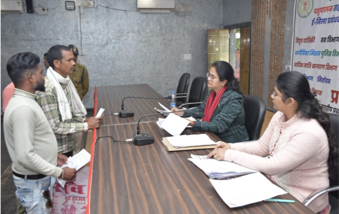 जनदर्शन बना आमजनों की समस्याओं के निराकरण का केन्द्र  120 से अधिक लोगों ने अपनी मांगों एवं समस्याओं से संबंधित आवेदन प्रस्तुत किए