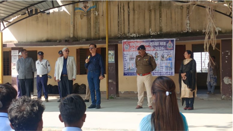 राष्ट्रीय सड़क सुरक्षा माह के तहत सरगांव स्कूल में बच्चों को यातायात नियमों की दी गई जानकारी