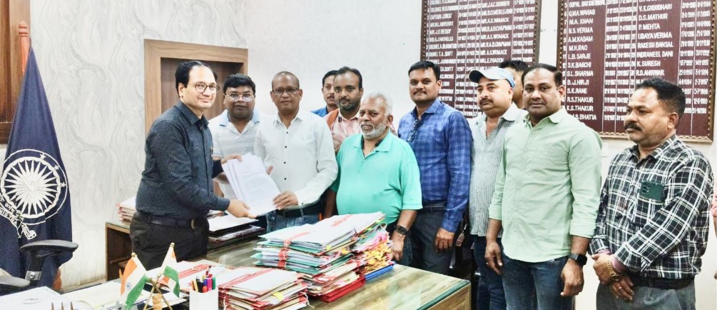 बिलासपुर प्रेस क्लब चुनाव निरस्त करने पर मचने लगा बवाल... सहायक पंजीयक&ndash;रजिस्ट्रार पर गंभीर मनमानी के आरोप... विजिलेंस जांच की मांग... कलेक्टर के माध्यम से सीएम, मुख्य सचिव और लोकायुक्त को सौंपा ज्ञापन