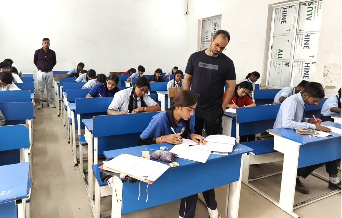 हाईस्कूल परीक्षा: 10,673 परीक्षार्थी हुए शामिल  कलेक्टर ने किया दसवीं बोर्ड परीक्षा केंद्र का औचक निरीक्षण  नकल प्रकरण को लेकर शिक्षकों को दी सख्त हिदायत