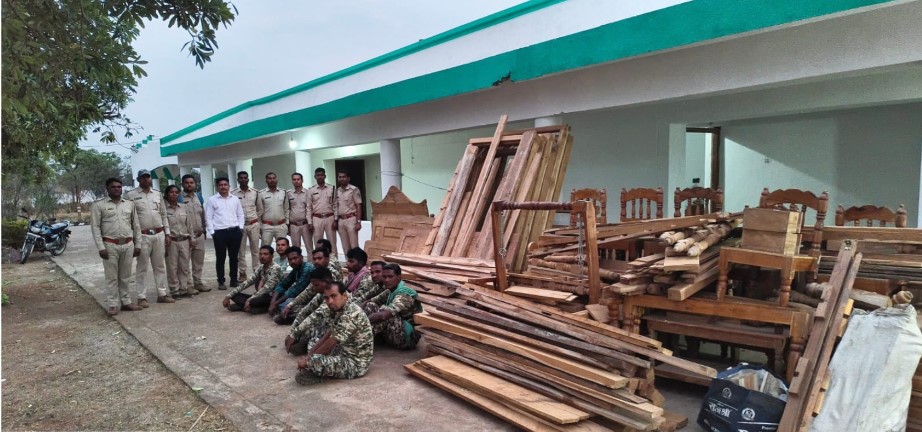 अवैध सागौन के विरुद्ध वन विभाग की बड़ी कार्रवाई,चिरान लकड़ी व फर्नीचर जब्त