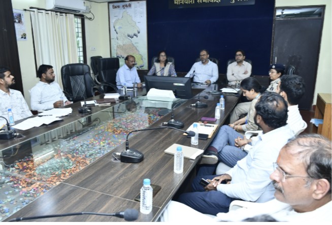 कलेक्टर ने गैस एजेंसी और पेट्रोल पंप संचालकों की ली बैठक, आपूर्ति व्यवस्था की समीक्षा की