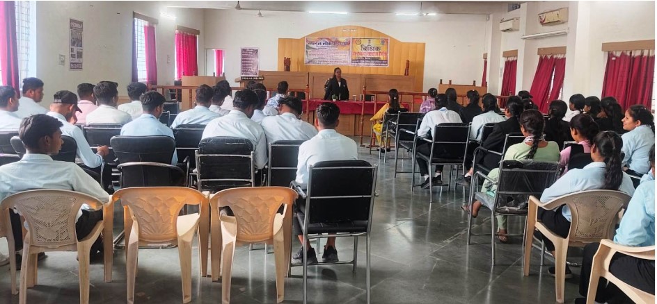विधिक जागरूकता शिविर में कालेज के विर्द्यािर्थयों की काूननी अधिकारों की दी गई जानकारी