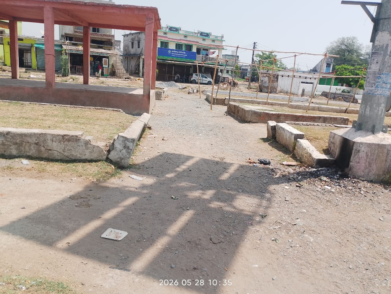 सुविधाओं के अभाव में बदहाल साप्ताहिक आम बाजार, वर्षों से समाधान की राह देख रहे व्यापारी और ग्रामीण  हर रविवार उमड़ती है हजारों लोगों की भीड़, लेकिन मूलभूत व्यवस्थाएं अब भी नदारद