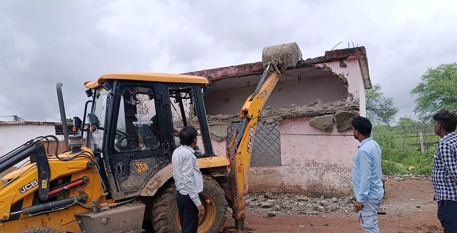 कलेक्टर के निर्देश पर जर्जर स्कूल भवनों को हटाने की कार्यवाही तेज  जर्जर भवनों के चरणबद्ध तरीके से डिस्मेंटल की कार्यवाही जारी: सीएमओ