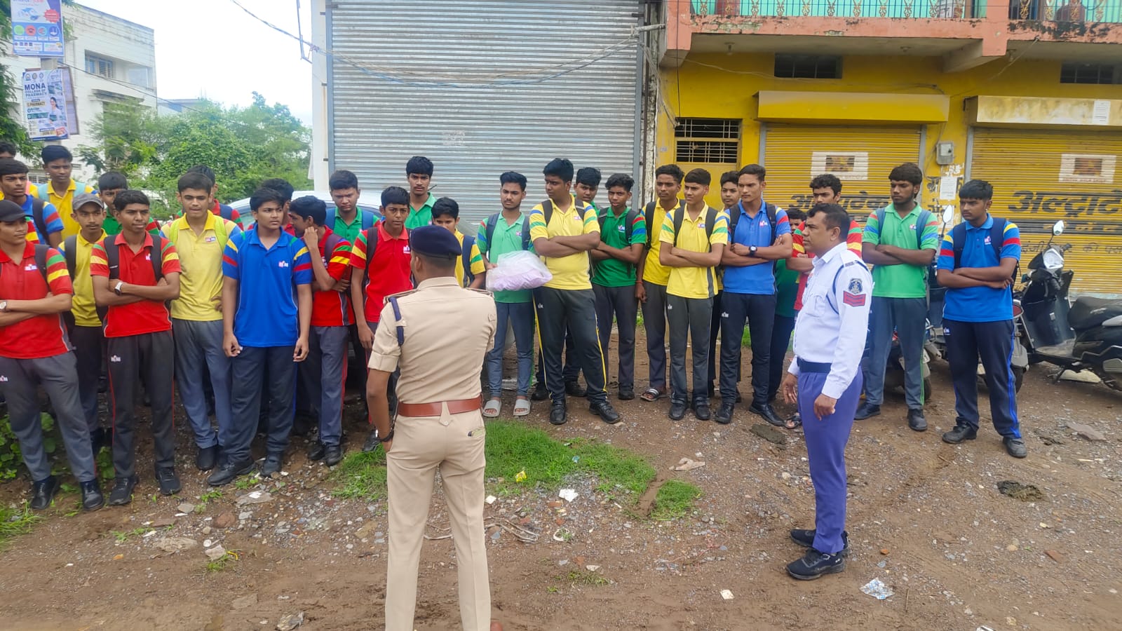 नाबालिग वाहन चालकों पर पुलिस की सख्ती, 52 मामलों में ₹84 हजार का जुर्माना   तीन दिवसीय विशेष अभियान में 52 चालान, अभिभावकों को दी गई सख्त चेतावनी