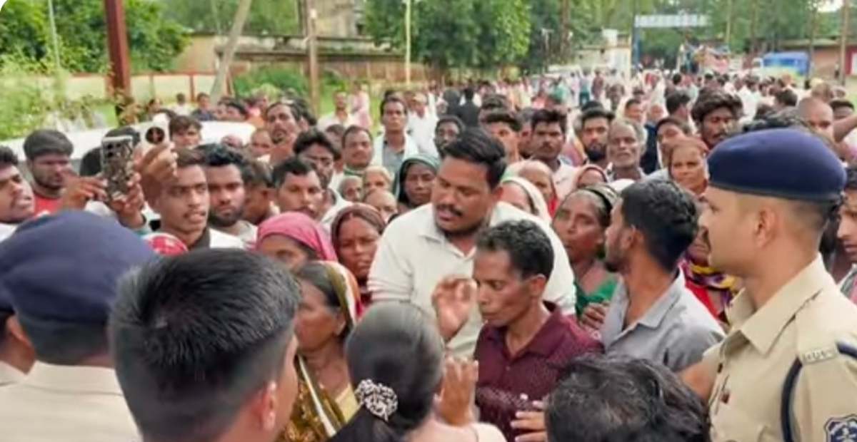 जनदर्शन में हंगामा : ग्रामीणों ने कलेक्टर की गाड़ी रोकी, जमीन बचाने की मांग पर अड़े ग्रामीण, लिखित आश्वासन के बाद शांत हुआ मामला..