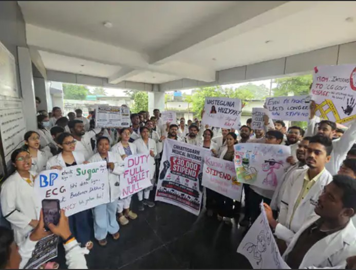 कांकेर मेडिकल कॉलेज के जूनियर डॉक्टर हड़ताल पर