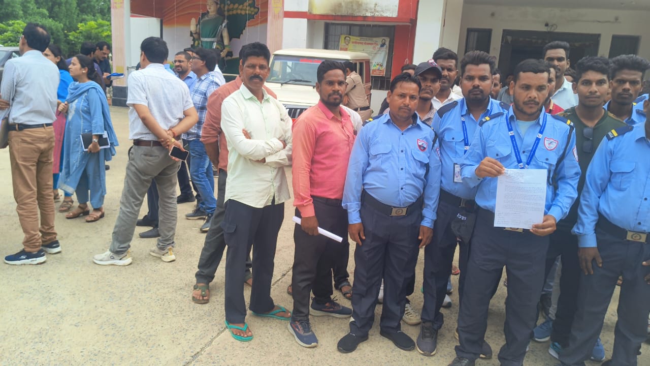 दो महीने से वेतन की एक-एक पाई को तरसे सुरक्षा कर्मी! PF के नाम पर कटता रहा पैसा, खाते में नहीं पहुंचा&mdash;&lsquo;ईगल हंटर&rsquo; पर 33 कर्मचारियों का संगीन आरोप