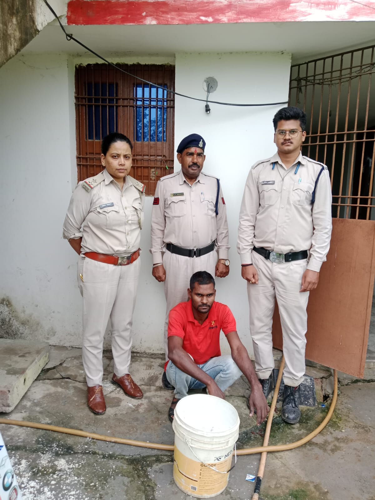 अवैध महुआ शराब के साथ आरोपी गिरफ्तार, आबकारी विभाग ने साल्हेघोरी में की कार्रवाई