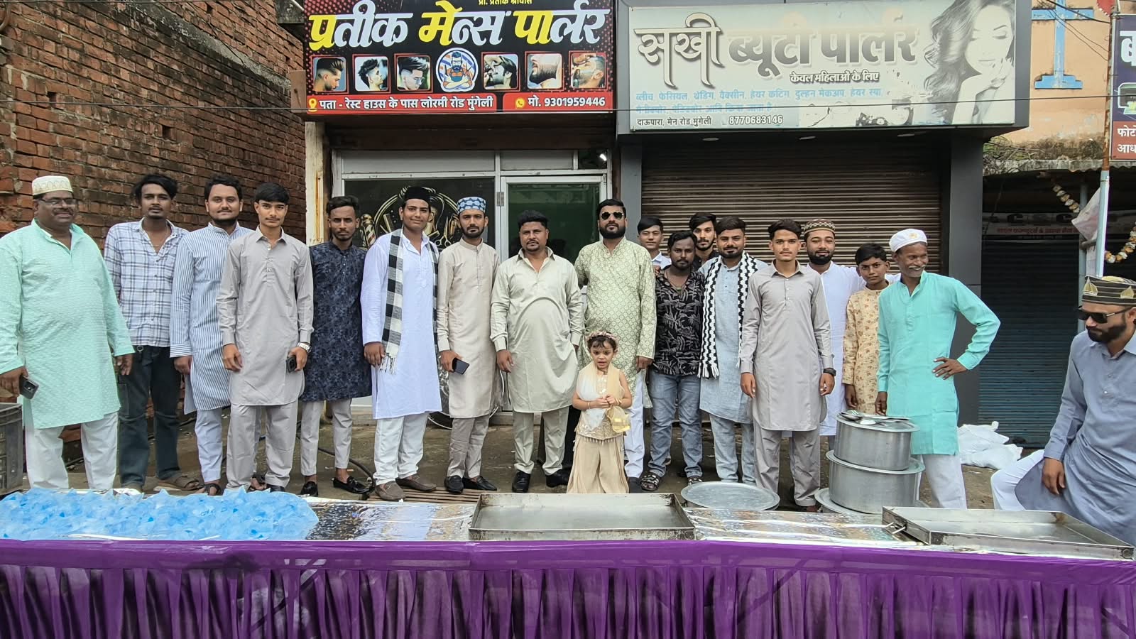 ईद मिलादुन्नबी पर निकला जुलूस, जगह-जगह हुआ इस्तकबाल; राहगीरों को बांटे फल