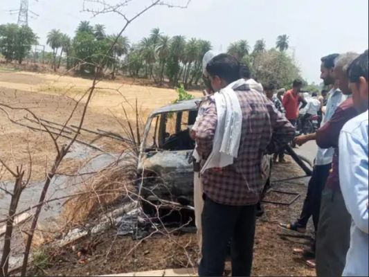 वैन में आग लगी, जिंदा जला ड्राइवर:बीना में खेत की फेंसिंग में फंसा था गेट; किराना दुकान के लिए सामान लेकर जा रहा था
