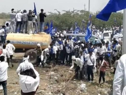 अंबेडकर मूर्ति विवाद में भीम आर्मी का प्रदर्शन