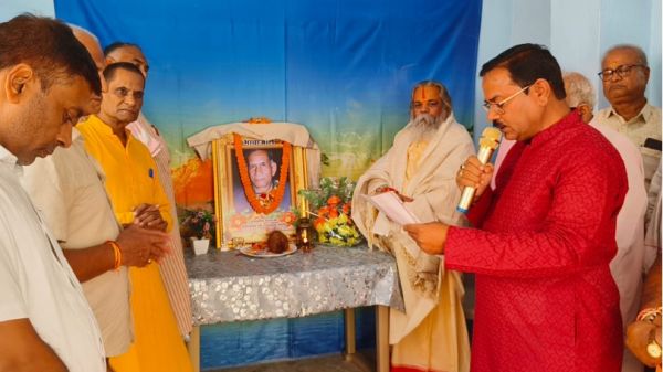 स्मृति शेष रामचरण सोनी, पूर्व नपाध्यक्ष चांपा को श्रद्धांजलि अर्पित करने राजेश्री डॉ रामसुंदर दास महंत पहुंचे और पुष्पांजलि देकर सोनी परिवार को ढांढस बंधाया ।