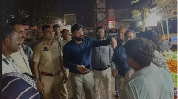 तहसीलदार के नेतृत्व में अतिक्रमणकारियों को दिया गया नोटिस