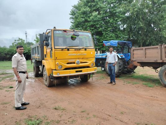 खनिज रेत के अवैध परिवहन में 04 वाहनों को किया गया जप्त