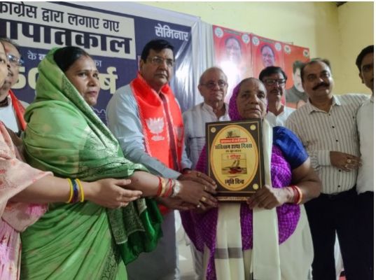 आपातकाल की 50वीं वर्षगांठ पर प्रतापपुर में मनाया गया संविधान हत्या दिवस, मीसा बंदियों का हुआ सम्मान  विधायक शकुंतला पोर्ते ने लोकतंत्र की रक्षा का किया आह्वान