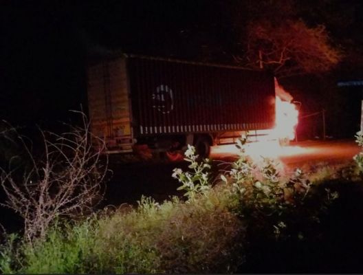 चलते कंटेनर में लगी भीषण आग,मौके पर पहुँची चांपा पुलिस