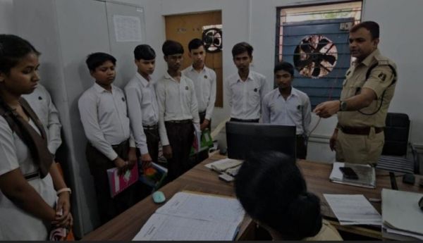 विद्यार्थियों ने जाना पुलिस का जिम्मेदार चेहरा, सरस्वती शिशु मंदिर के छात्रों का थाना भ्रमण