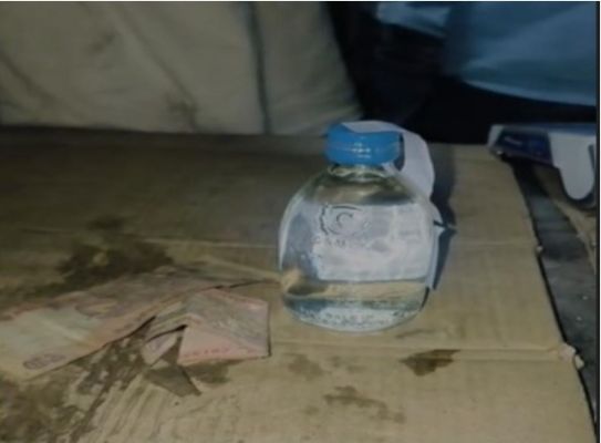 कोरबा शराब दुकान के सेल्समैन ने की पानी की मिलावट  पानी मिलाने का वीडियो चर्चा में 