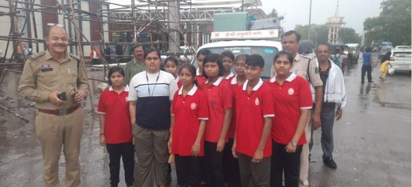 चांपा रेल्वे स्टेशन से 10 बालिकाओं को रेस्क्यू किया गया.