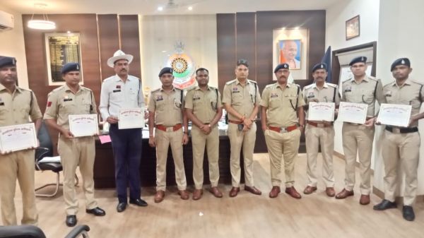 पुलिस अधीक्षक ने उत्कृष्ट कार्य करने वाले पुलिसकर्मियों को किया पुरस्कृत