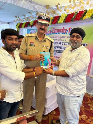 छत्तीसगढ़ पुलिस महानिरीक्षक को मानवाधिकार एक परिचय पुस्तक की गई भेंट 