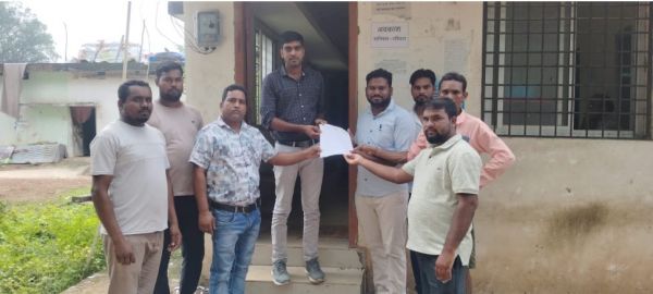 अघोषित बिजली कटौती से परेशान किसान व ग्रामीणों ने कार्यपालन अभियंता के नाम सौंपा ज्ञापन