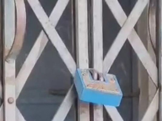 शिक्षकों की कमी, स्कूल में लगाया ताला, अंग्रेजी-संस्कृत की क्लास पूरी तरह बंद, नियुक्ति की मांग पर अड़े पेरेंट्स