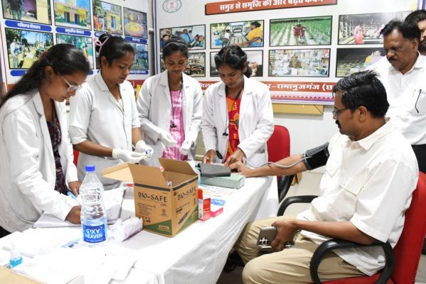 कलेक्टर ने कराई अपने स्वास्थ्य की जांच  जिला संयुक्त कार्यालय में आयोजित किया गया स्वास्थ्य शिविर  शिविर में 105 अधिकारी-कर्मचारियों का हुआ स्वास्थ्य परीक्षण