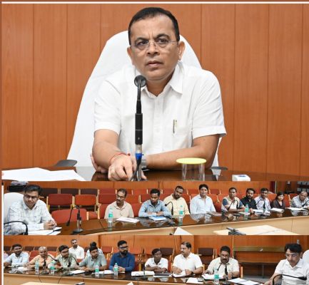 कलेक्टर ने विद्युत विभाग के अधिकारियों की ली बैठक  बेहतर विद्युत व्यवस्था, निर्बाध विद्युत आपूर्ति एवं उपभोक्ताओं की शिकायतें प्राथमिकता से दूर करने दिए निर्देश