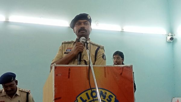 यातायात नियमों/सायबर अपराध के संबंध में जिले के स्कूलों में जा- जाकर छात्र छात्राओं को दी जा रही है जानकारी,