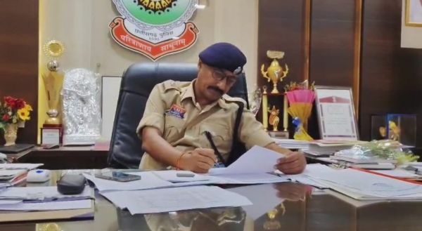 विजय पाण्डेय कर शपथ अग्निपथ अग्निपथ &ldquo;जन्म दिन पर मानवीय कार्य तो दूसरे तरह अनुशासन का कोड़ा&rdquo;  एसपी का सख्त छवि, वर्दीधारियों की रंगदारी पर ब्रेक थाना प्रभारी लाइन अटैच दो पुलिस कर्मचारी सस्पेंड ।