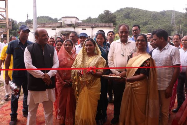 आकांक्षी विकासखंड कार्यक्रम के अंतर्गत संपूर्णता अभियान सम्मान समारोह का किया गया आयोजन  प्रतापपुर विकासखंड को नीति आयोग की ओर से विधायक श्रीमती शकुंतला पोर्ते ने प्रदान किया गोल्डमेडल