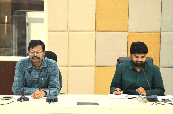 महिला एवं बाल विकास विभाग की समीक्षा बैठक संपन्न  आंगनबाड़ी केन्द्रों का समयानुसार संचालन करने के दिये निर्देश  आदिवासी बाहुल्य क्षेत्रों में स्वास्थ्य, पोषण एवं शिक्षा के प्रति लाएं जागरूकता:- कलेक्टर