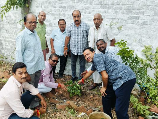 खरसिया   शहीद दिनेश पटेल की जन्म जयंती पर कांग्रेस परिवार ने किया वृक्षारोपण   अपने जीवन के खास मौके अवसर पर वृक्षारोपण जरूर करें-- वरिष्ठ नेता सुनील शर्मा