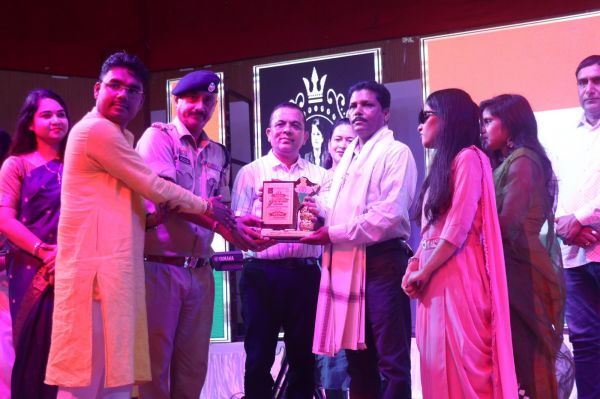 ईशिका लाईफ फाउंडेशन द्वारा किया गया समाज के विशिष्ट लोगो का सम्मान, मेनूका पौडेल की देश भक्ति और साईं संगीत मे बाँधा शमा,,